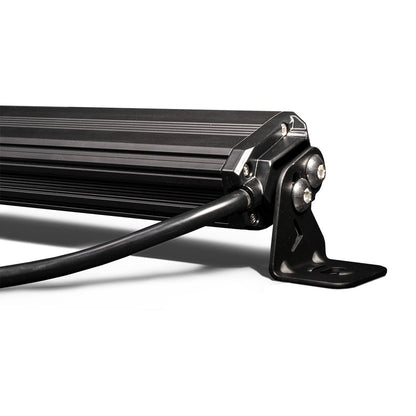 Närbild av baksidan i aluminium och strömkabel på LUXTAR S32 DRL 192W LED-ramp.