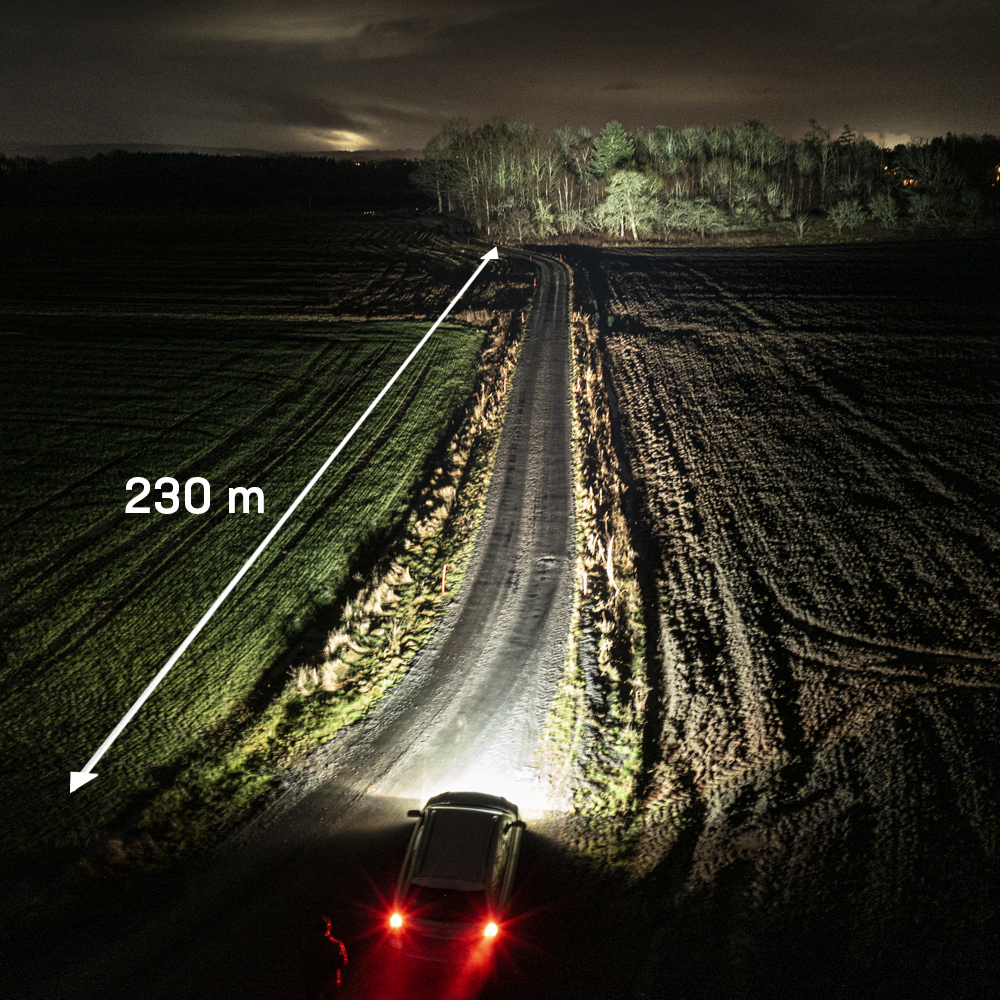 Nattväg upplyst upp till 230 m av LUXTAR® S22 infällda DRL-strålkastare.